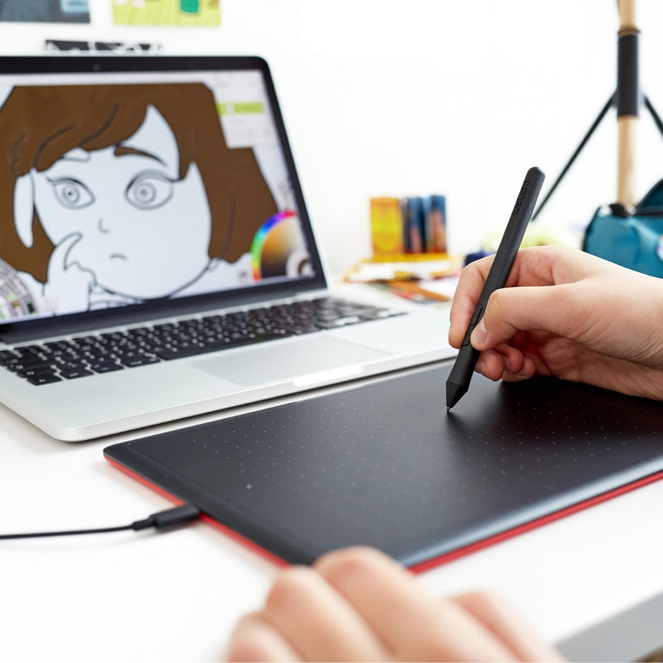 Tableta Gráfica One by Wacom Small CTL-472 USB 2540 LPI Lápiz sin Pila 2048 Niveles - Negro/Rojo