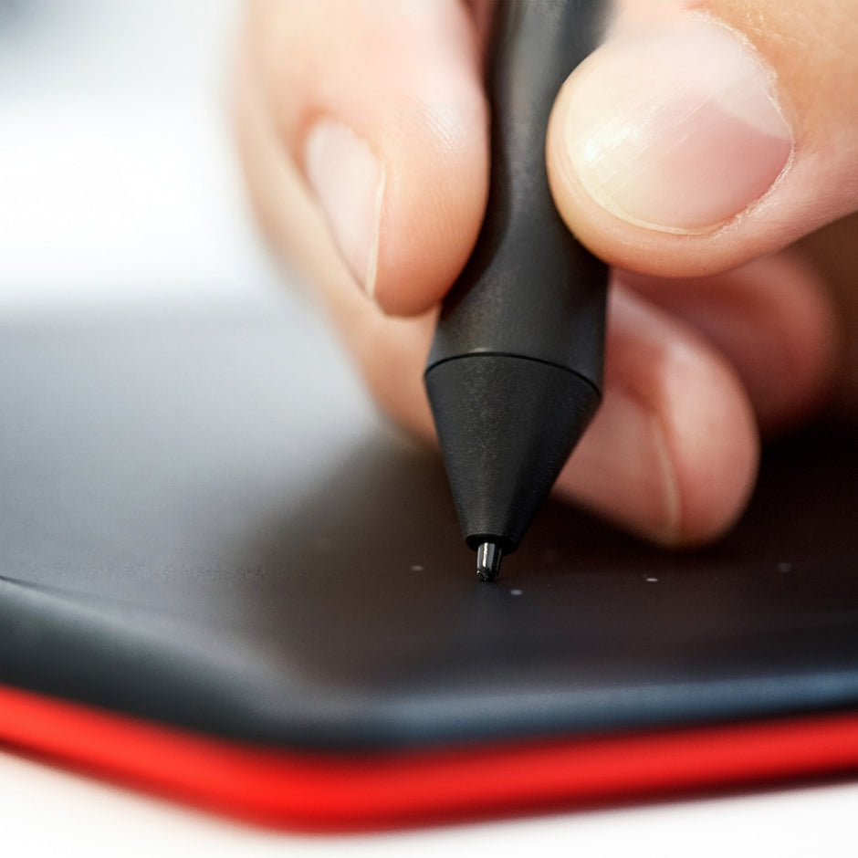 Tableta Gráfica One by Wacom Small CTL-472 USB 2540 LPI Lápiz sin Pila 2048 Niveles - Negro/Rojo