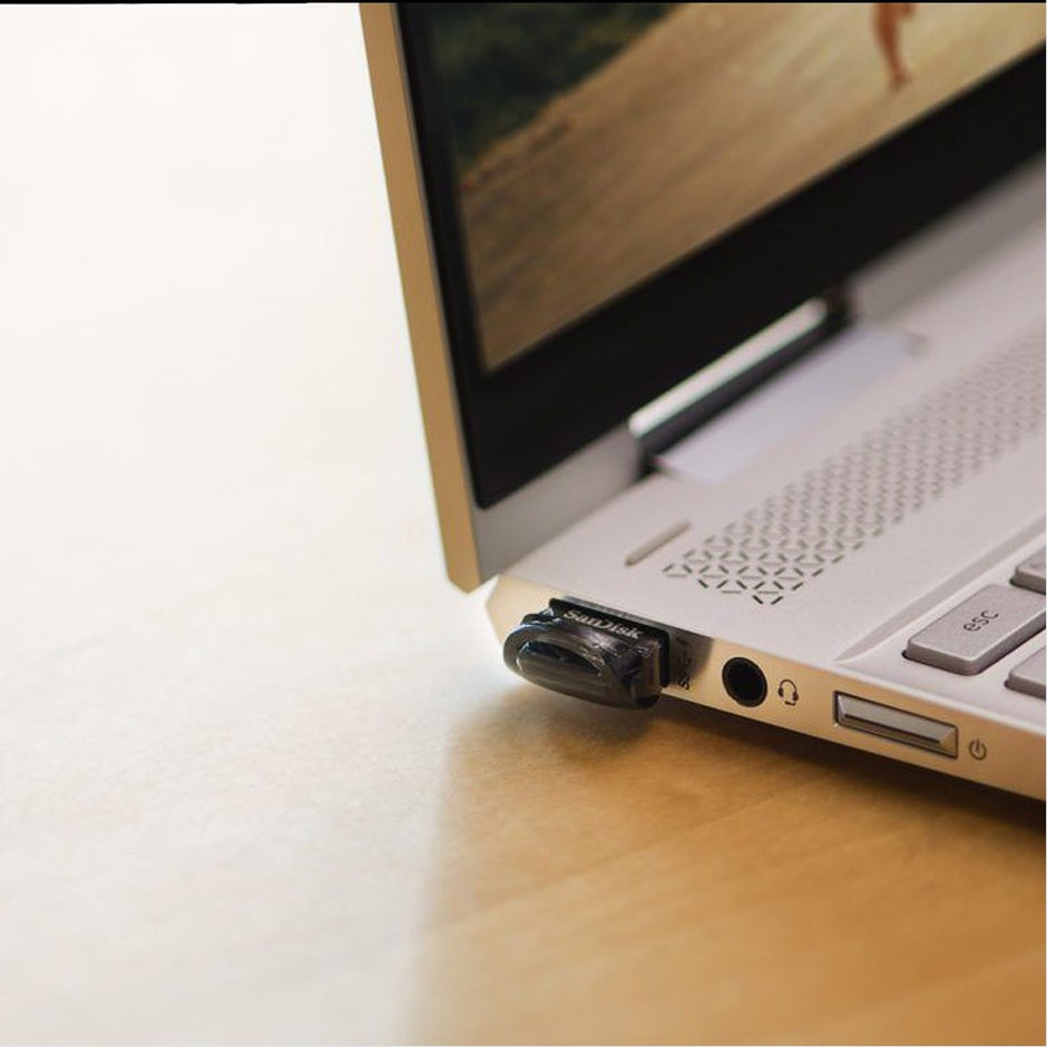Memoria USB SanDisk Ultra Fit 128GB Diseño Compacto Plug-and-Stay USB 3.1 Gen 1 hasta 130MB/s - Negro